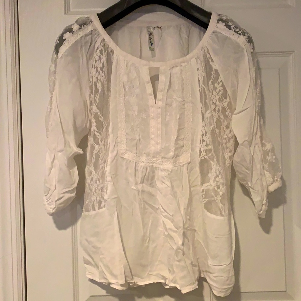 Light and Flowy Lace 3/4 Sleeve